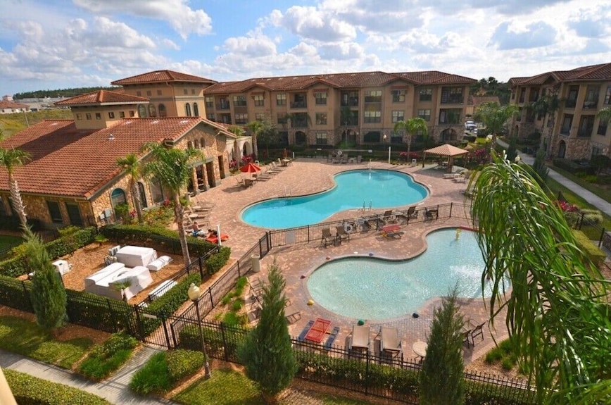 Bella Piazza Condominiums